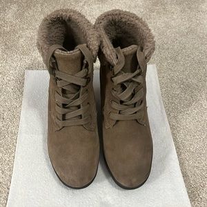 White Mountain Taupe Tan Suede Boots 7 Women’s Booties Ankle